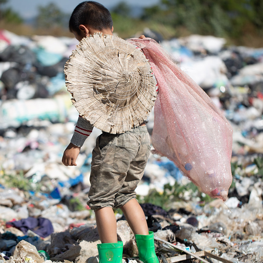 Kind vor Müllhalde