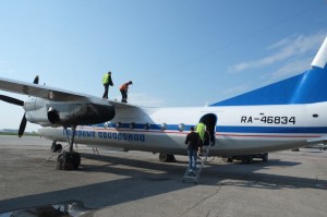 Loading the aircraft on the taxiway in Yakutsk is a 'do it yourself' job ... (Photo: I. Juszak, June 2013)