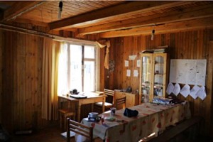 Living and working room in the big hut (Photo: A. Erb, July 2012).