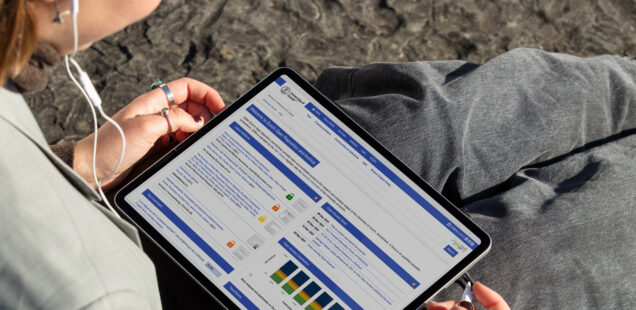 Eine Studentin betrachtet die ZORA-Webseite auf einem Tablet.