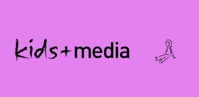 Schriftzug kids+media mit stilisiertem Mädchen in schwarz vor violettem Hintergrund