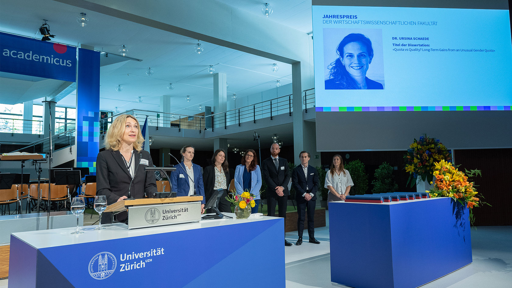 Prorektorin Forschung Elisabeth Stark ehrte die Jahrespreisträger:innen der Fakultäten für ihre ausgezeichneten wissenschaftlichen Arbeiten.