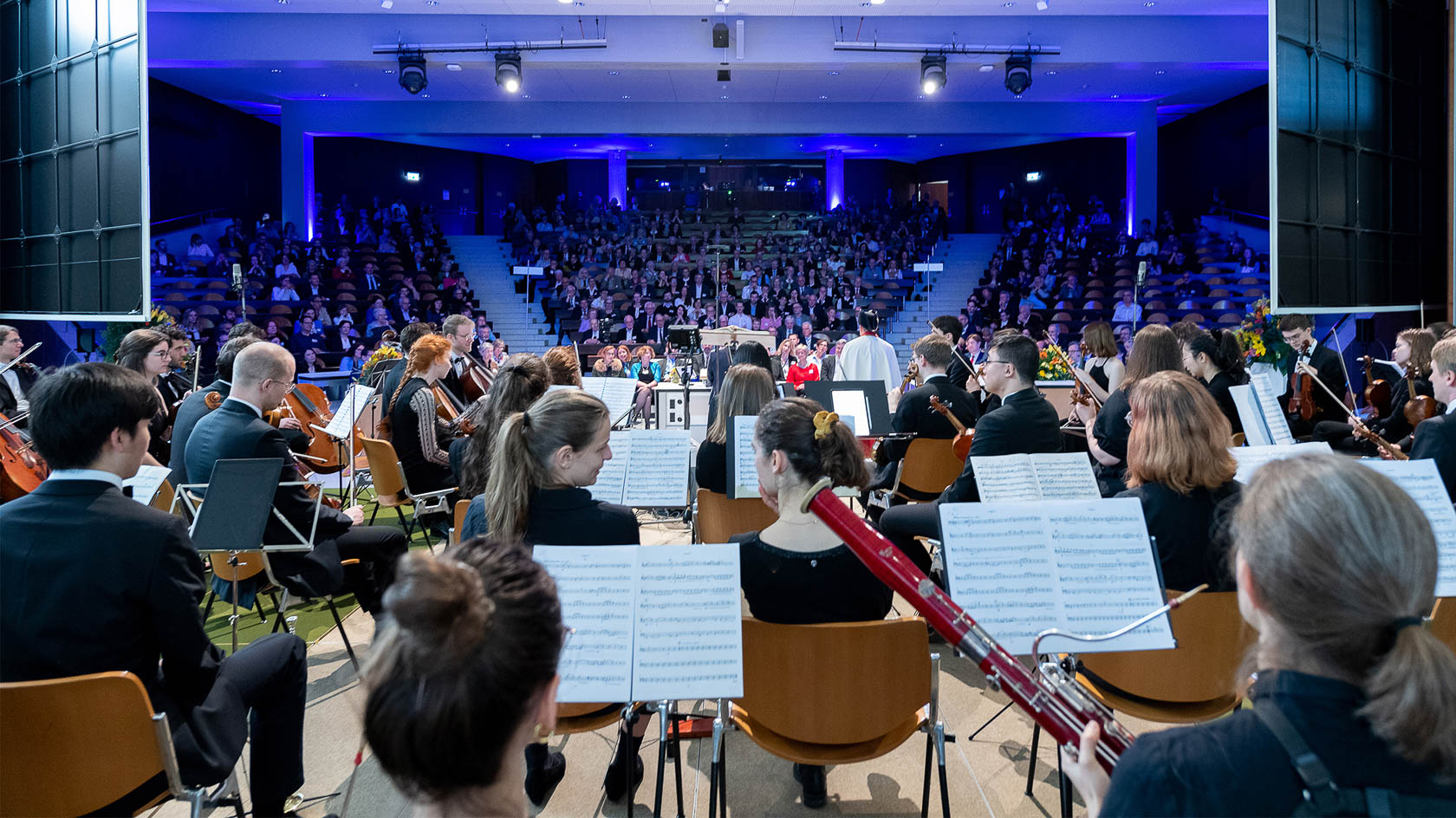 Schulterblick über die Musiker:innen des Akademischen Orchesters Zürich, das den Anlass musikalisch begleitete.