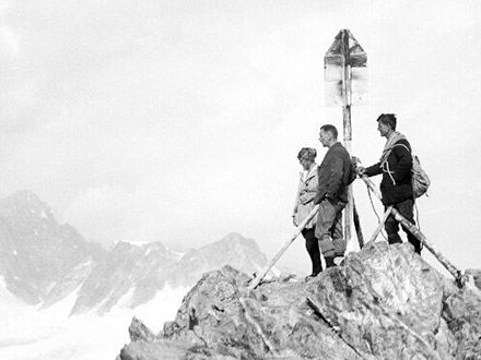 Alpinist:innen auf dem Gipfel