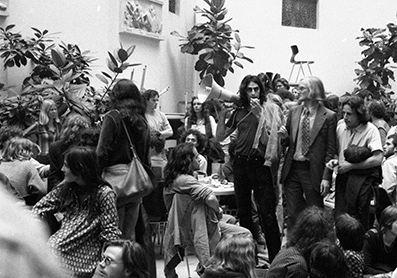 Politische Veranstaltung im Lichthof der UZH zur Zeit der Jugendbewegung, 9. Juni 1980. Mit Krawatte: Lorenz G. Löffler.  