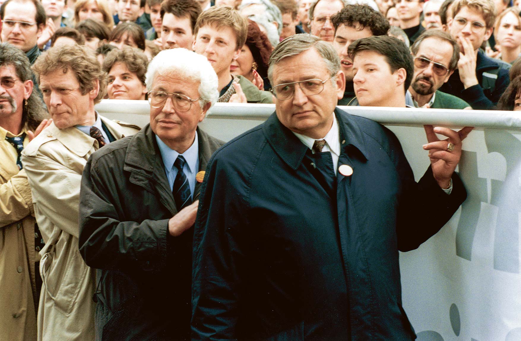 1998 – Clear Stand on Genetic Engineering (Pictured: Director of Education Ernst Buschor and UZH President Hans Heinrich Schmid demonstrate against restrictions on GM.)