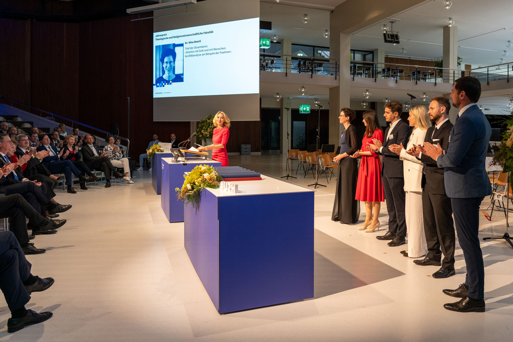 Elisabeth Stark, Prorektorin Forschung, ehrte die Jahrespreisträger:innen der Fakultäten für ihre ausgezeichneten wissenschaftlichen Arbeiten.
