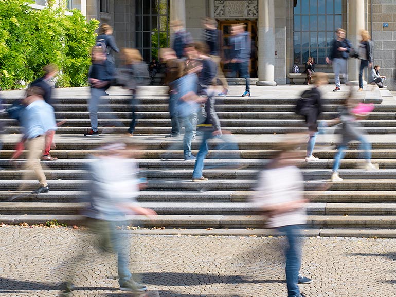 People in front of the UZH main building