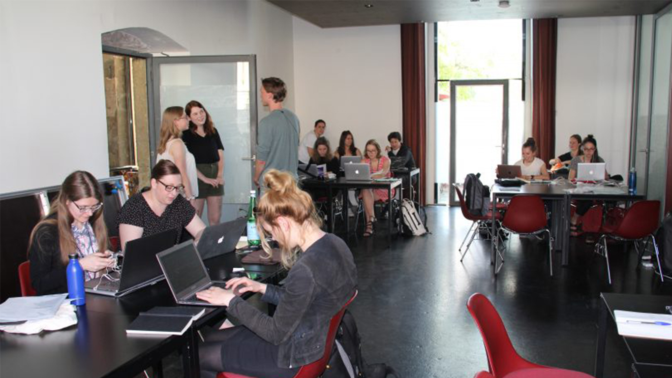 Das Foto zeigt ca. 20 Studentinnen und Studenten, die an ihren Laptops Berichte zu den Solothurner Literaturtagen schreiben.