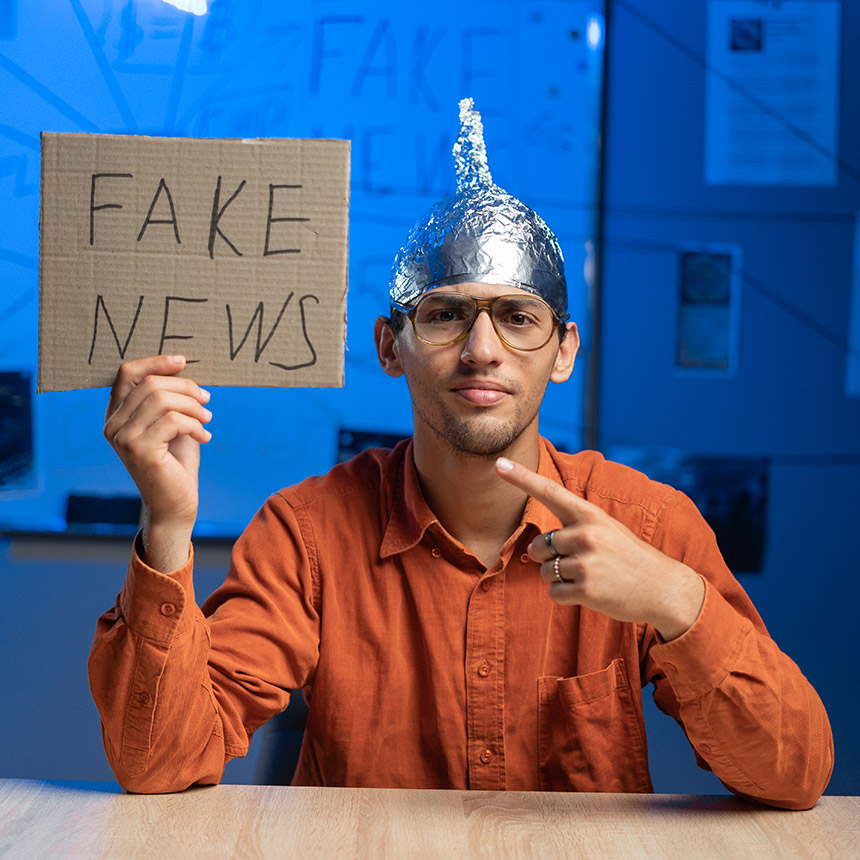 Mann mit Schild "Fake News"