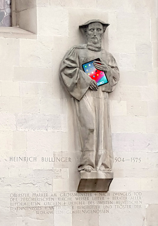 Statue Bullinger am Grossmünster mit I-Pad in Händen
