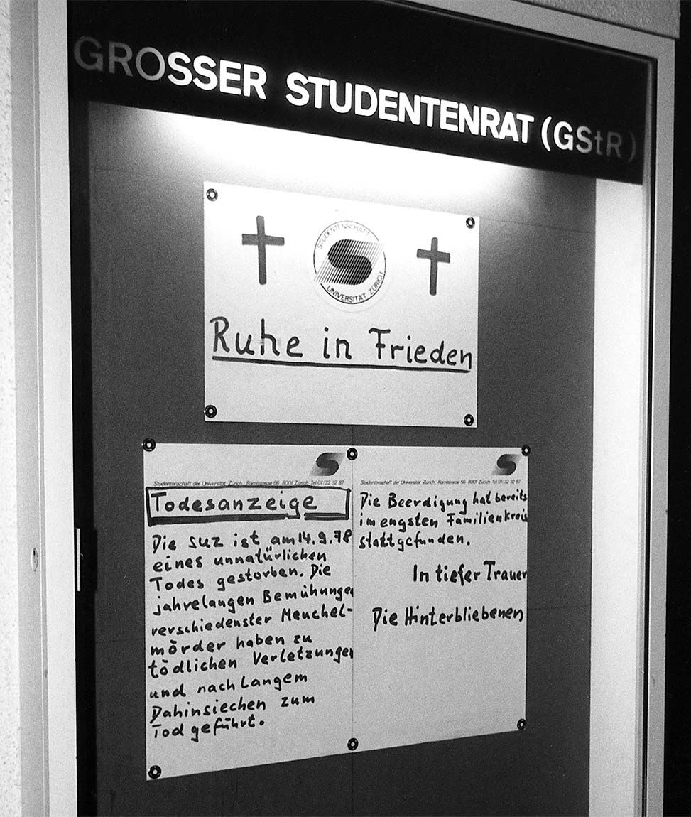1978 – Ende der Studentenschaft (im Bild: Todesanzeige des Studentenrats im Schaukasten der Universität)