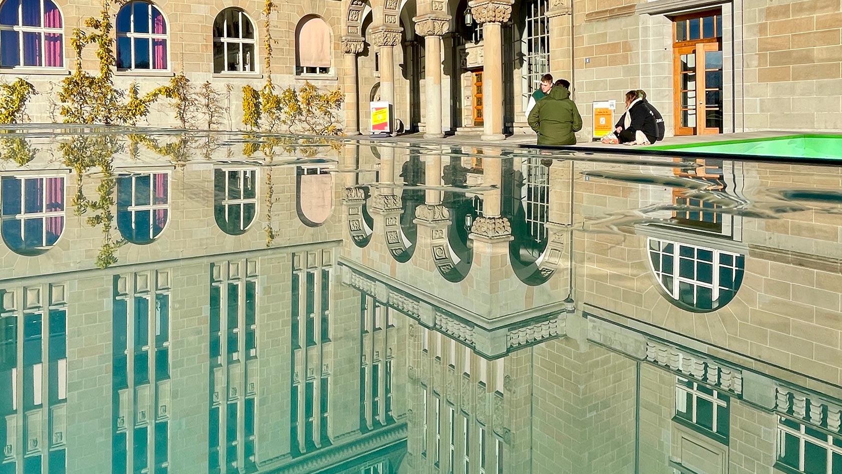 Symbolbild: Die Universität Zürich gespiegelt
