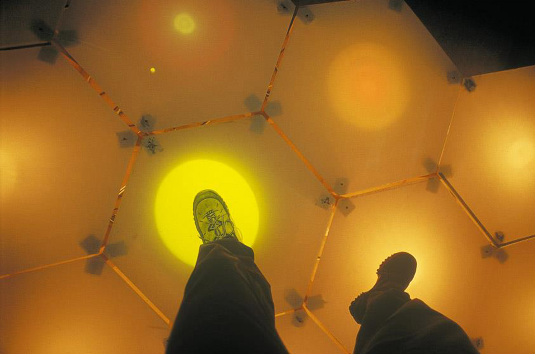 2002 – UZH an der Expo 02 (Im Bild: das begehbare Grossprojekt «Ada – der intelligente Raum»)