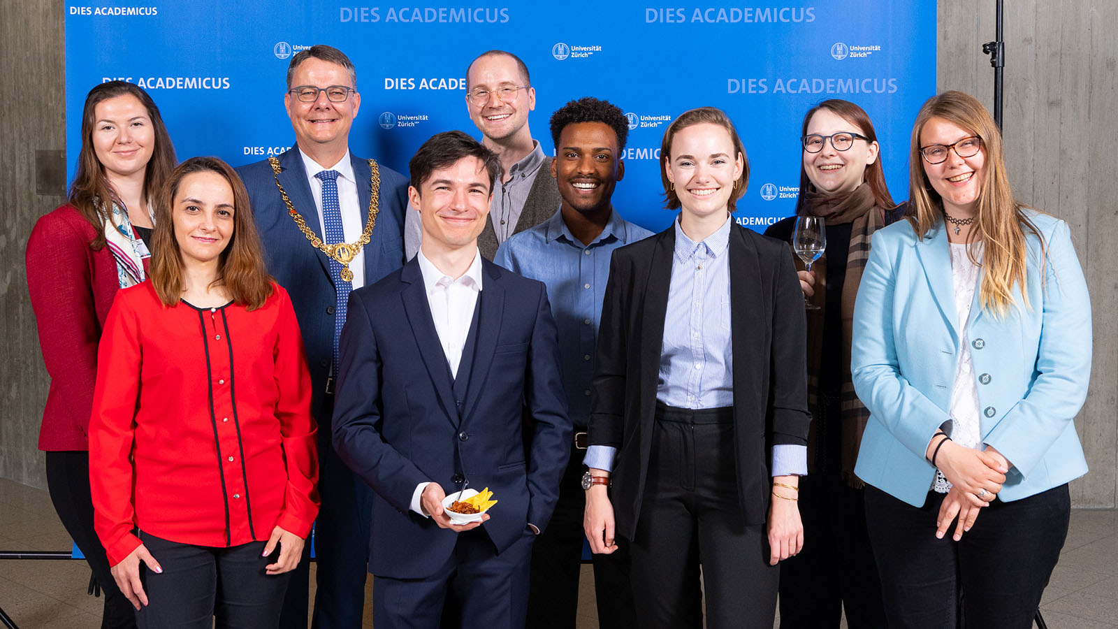Michael Schaepman mit Mitgliedern das Verbands der Studierenden der UZH (VSUZH) am Dies Academicus, 30. April 2022 (Bild: Frank Brüderli)