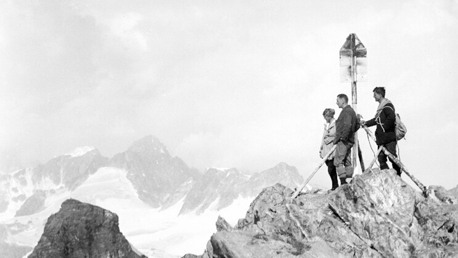 Alpinist:innen auf dem Piz Buin
