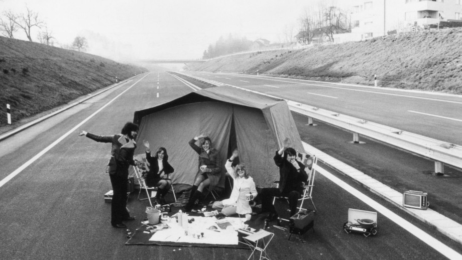 Grafik Zelten auf der Autobahn