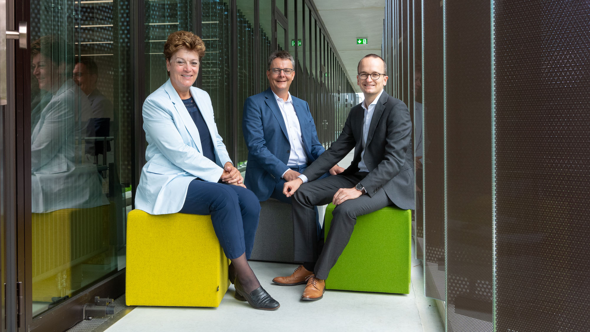 Michael Schaepman with Government Councillors of the Canton of Zurich Silvia Steiner and Martin Neukom in the new laboratory building on Irchel Campus, 27 August 2021 (Photo: Frank Brüderli)