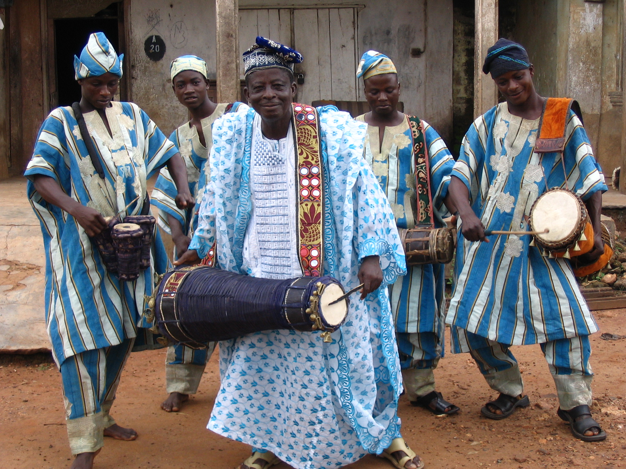 Meistertrommler Lamidi Ayankunle und Mitglieder seiner Familie in Erin-Osun, Nigeria. Foto (c) Debra Klein 2005