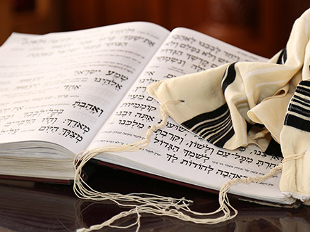 Jüdisches Gebetsbuch und Schal