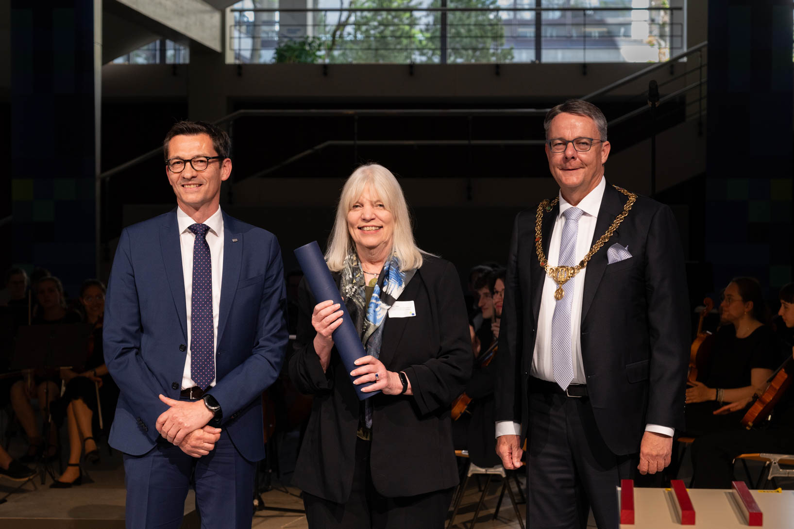 Die Wirtschaftswissenschaftliche Fakultät zeichnet Prof. Dr. Laura T. Starks mit dem diesjährigen Ehrendoktorat aus. Auf dem Bild: Dekan Harald Gall, Prof. Dr. Laura T. Starks und Rektor Michael Schaepman (v. li. n. re.).