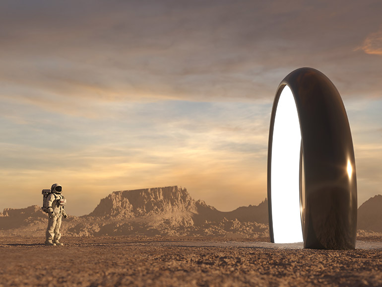 Astronaut:in vor hell erleuchtetem Tor
