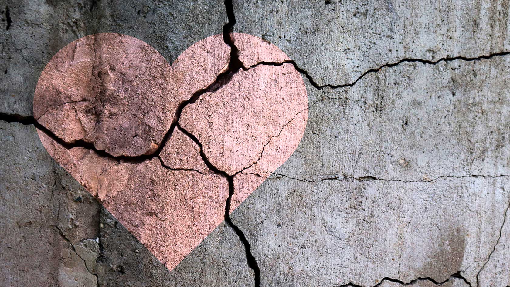 Herz auf zerbrochener Betonmauer