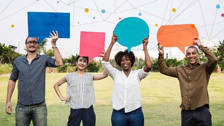 Menschen mit Sprechblasen in verschiedenen Farben