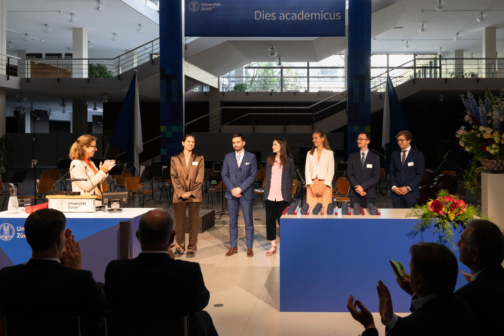 Direktorin UMZH Beatrice Beck Schimmer hat die Jahrespreise an herausragende Nachwuchswissenschaftlerinnen und Nachwuchswissenschaftler der UZH verliehen.