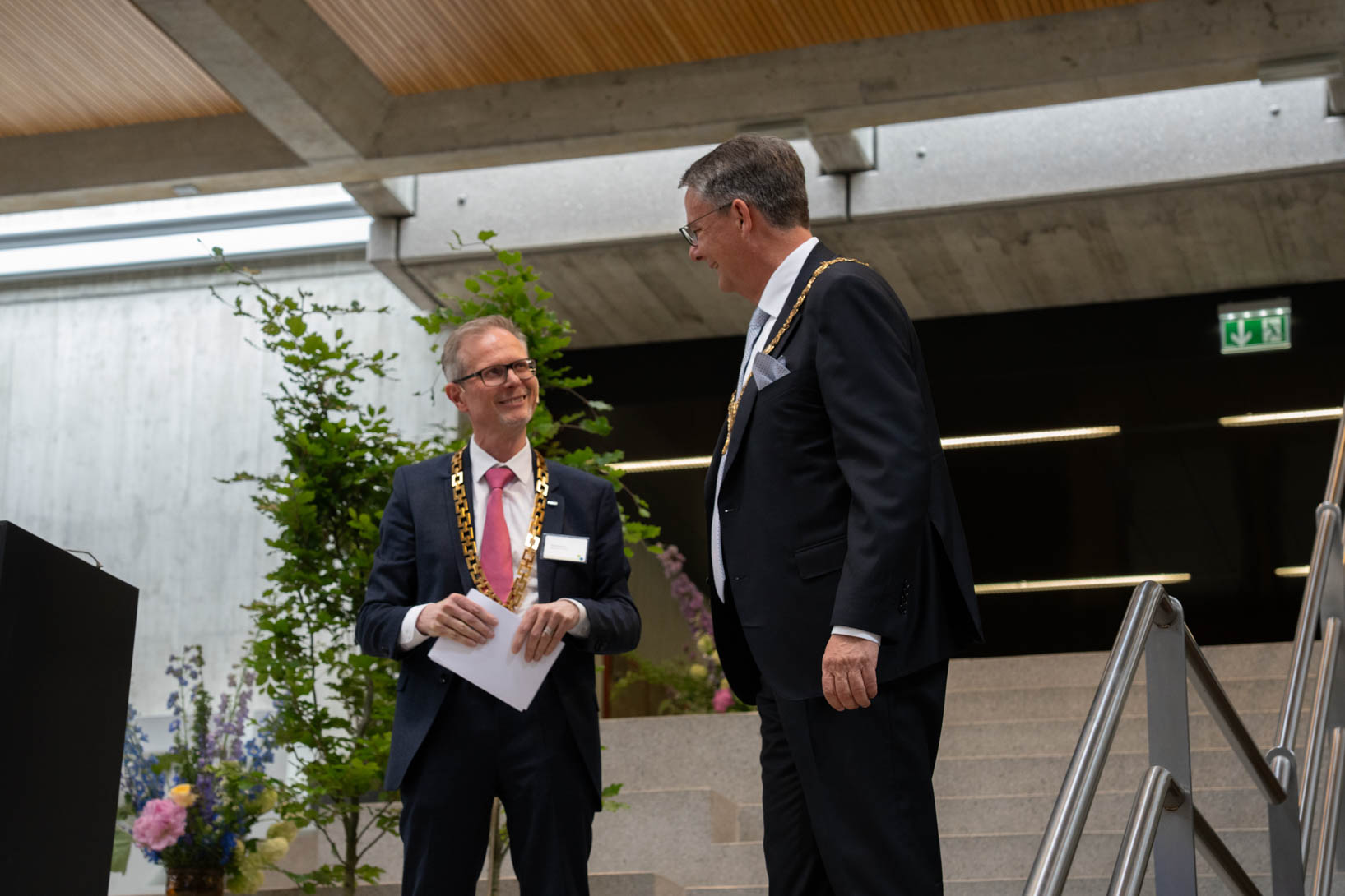 Gelebte Nachbarschaft: Rektor Michael Schaepman bedankt sich bei Günther Dissertori, Rektor der ETH Zürich für die humorvolle Tischrede.