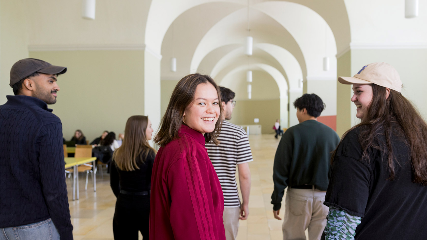 Studierende im Foyer des Standorts UZH Zentrum