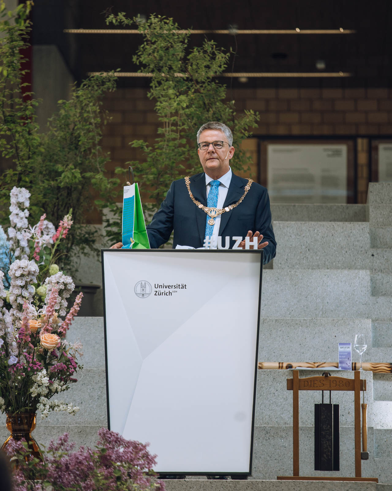 Rektor Prof. Dr. Michael Schaepman verabschiedet Prof. Dr. Joël Mesot, Präsident der ETH, nach dem Grusswort.