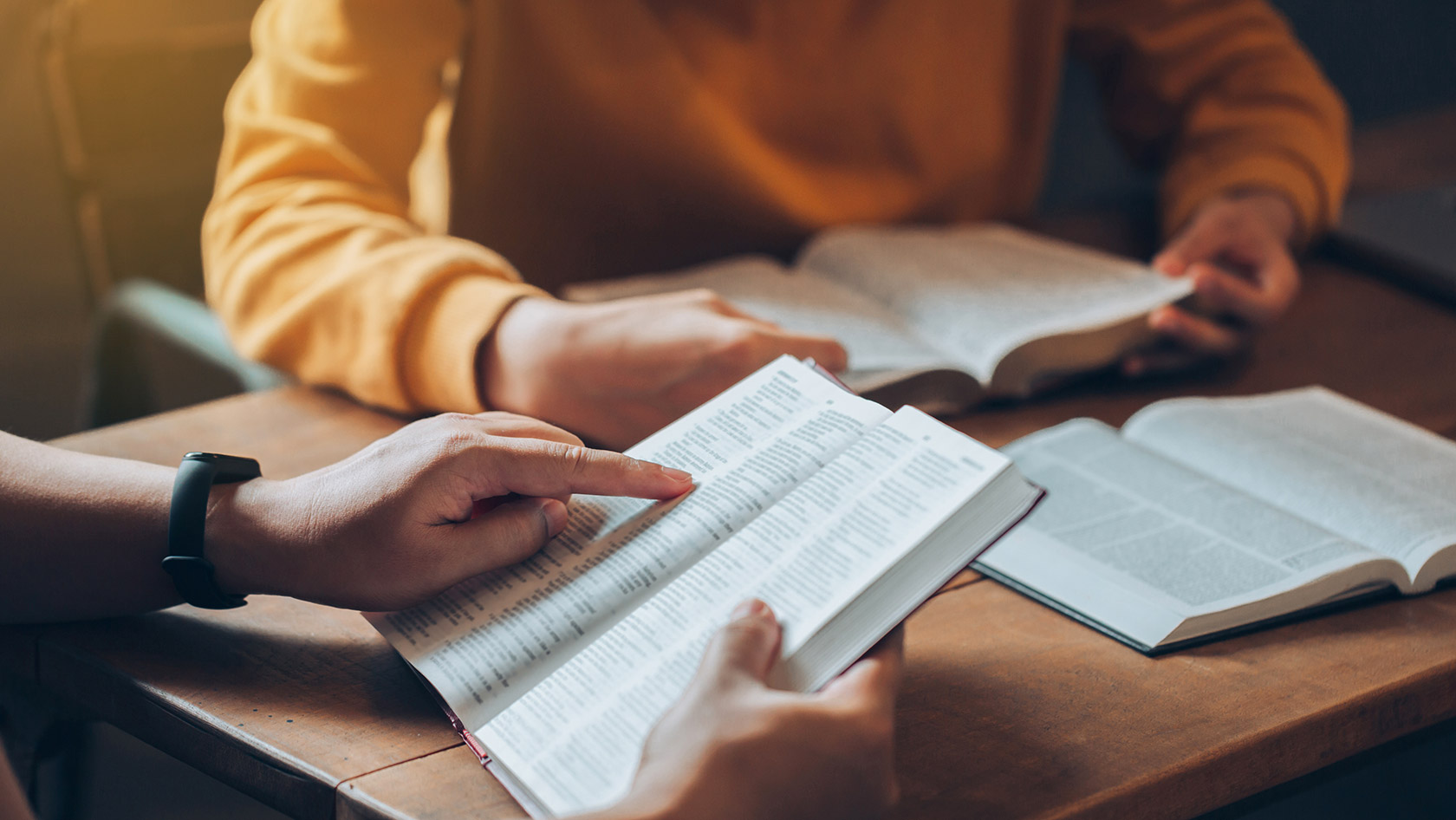 Menschen beim Bücherstudium