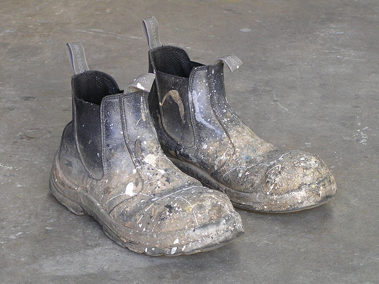 Stark beschmutzte Arbeiterstiefel
