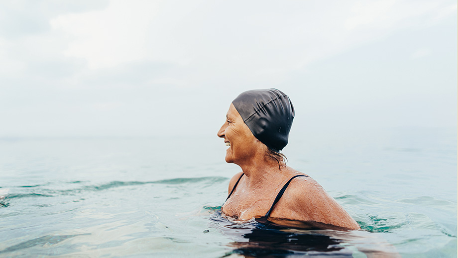 Seniorin im Wasser