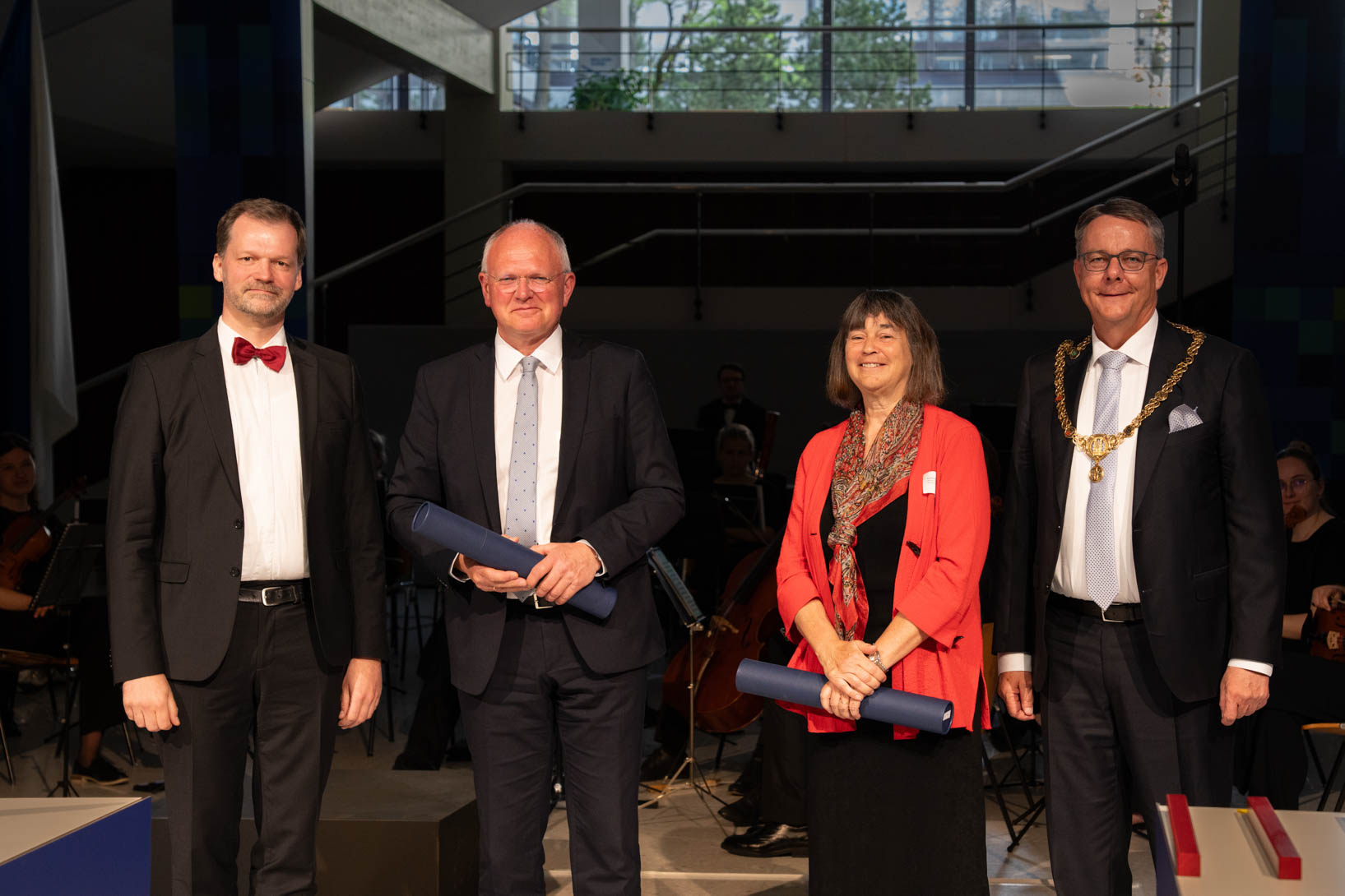 Anlässlich des 500-jährigen Jubiläums der Gründung der «Prophezey» vergab die Theologische und Religionswissenschaftliche Fakultät in diesem Jahr gleich zwei Ehrendoktorate. Auf dem Bild: Dekan Michael Coors, Prof. Dr. Herman Johan Selderhuis, Prof. Dr. Amy Nelson Burnett und Rektor Michael Schaepman (v. li. n. re.).