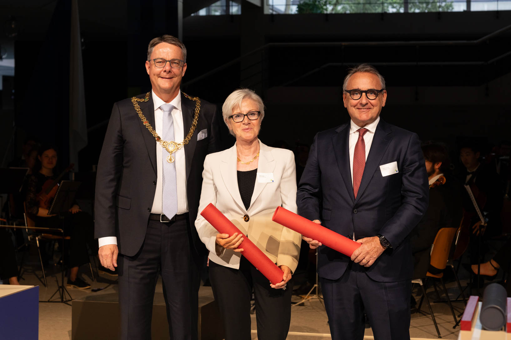 Michael Schaepman verleiht die Ehrensenatswürden an Dr. Eveline Saupper und Dr. Christian Wenger für ihr herausragendes Engagement im Kontext der UZH Foundation.