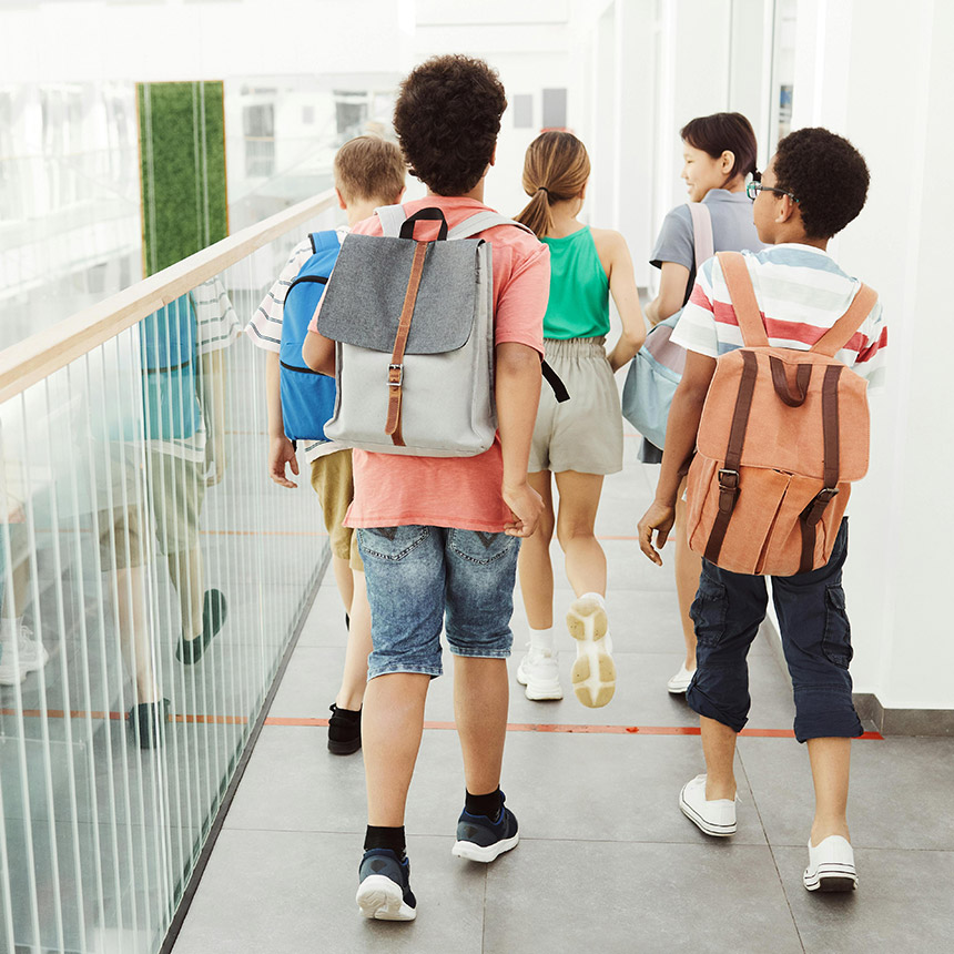Kinder im Korridor einer Schule