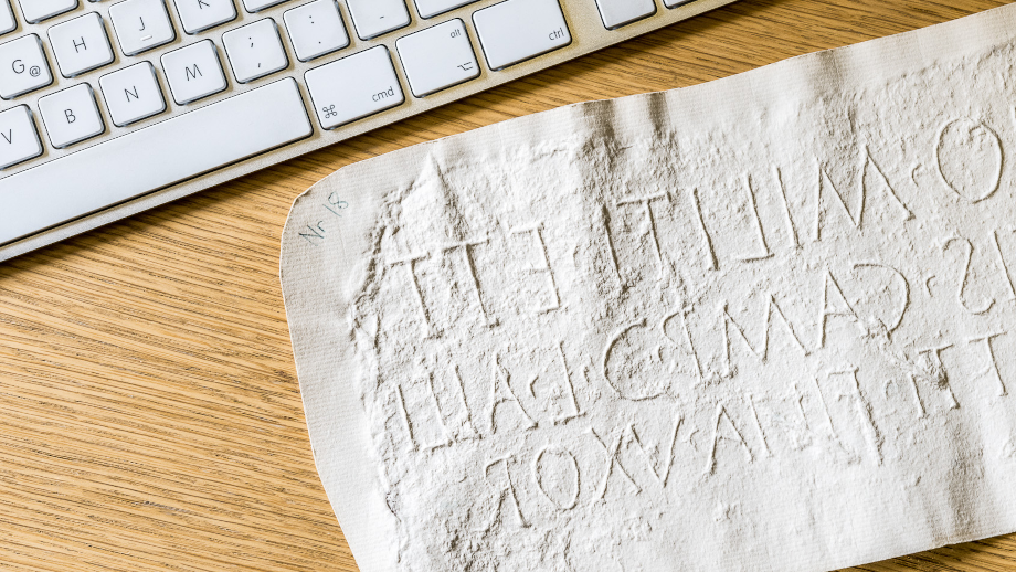 Grafik Alte Schriftrolle und Computertastatur