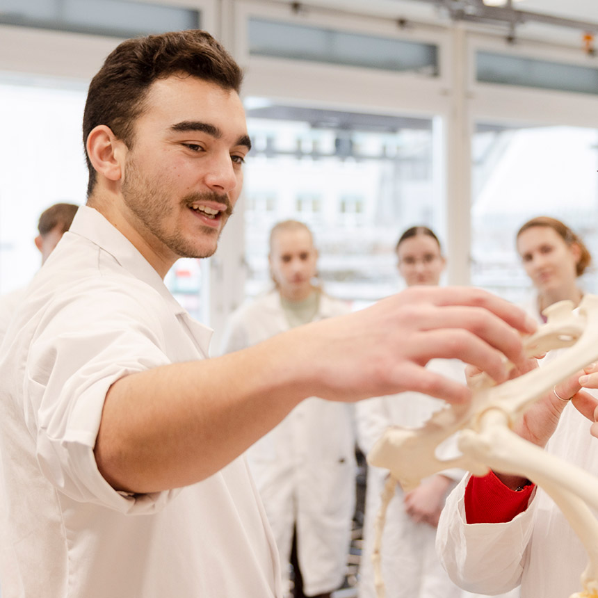 Dozent mit Studierenden im Labor