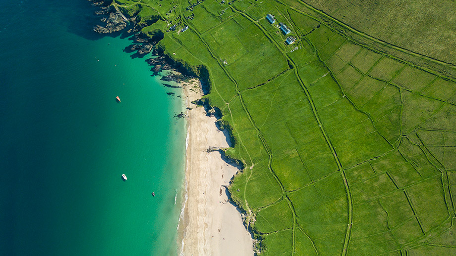 Luftaufnahme der Küste Irlands