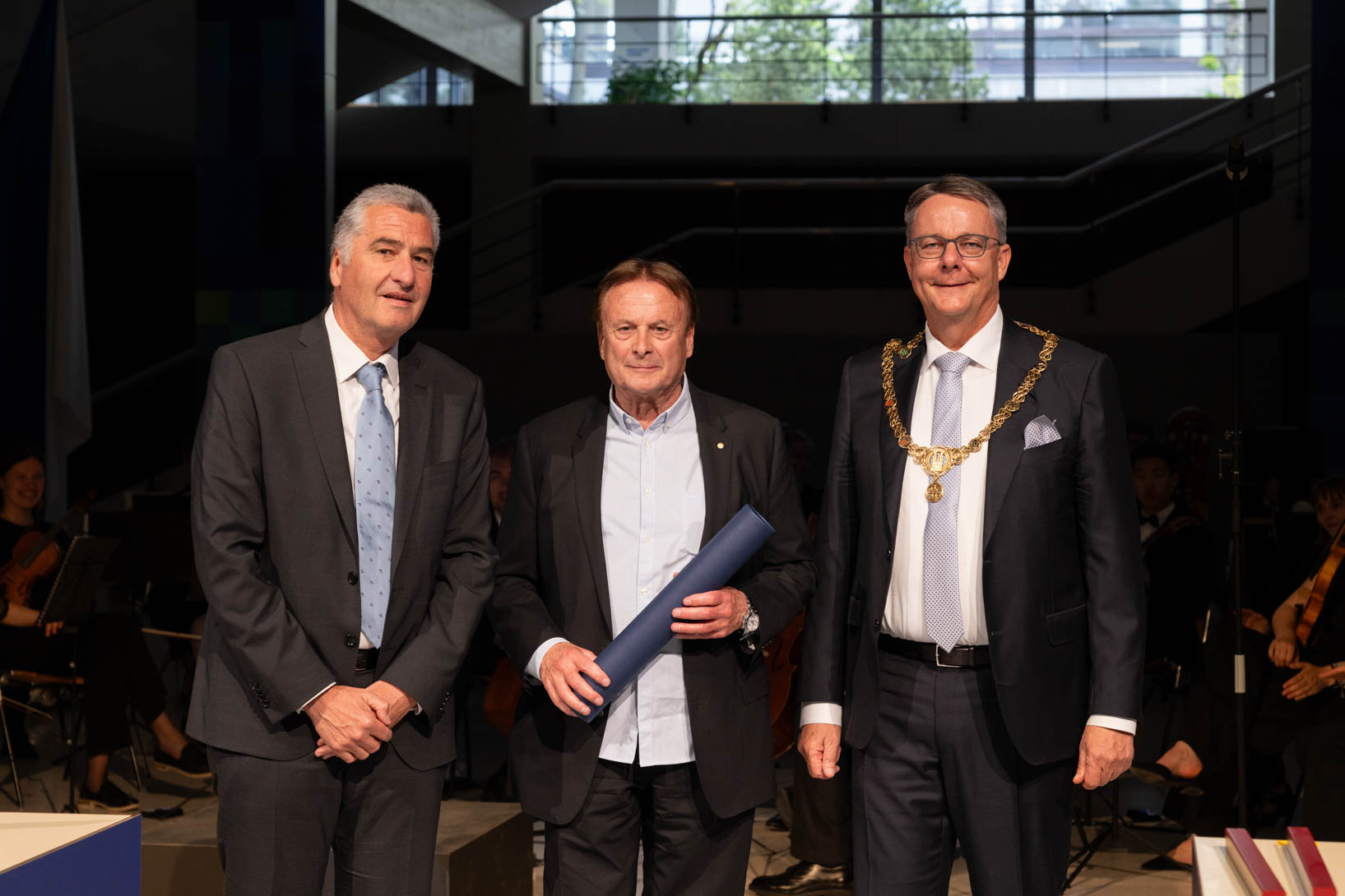 Die Vetsuisse-Fakultät zeichnet Fredy Knie junior mit dem diesjährigen Ehrendoktorat aus. Auf dem Bild: Dekan Roger Stephan, Fredy Knie junior und Rektor Michael Schaepman (v. li. n. re.).