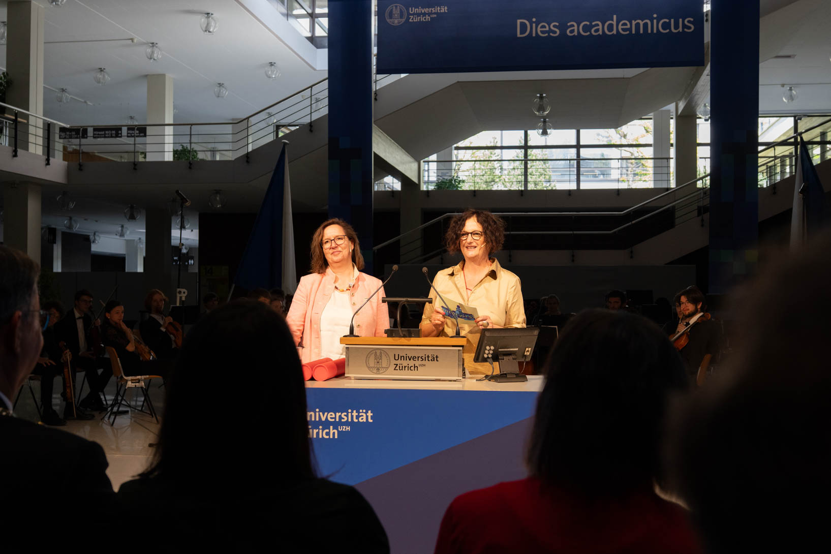 Die „vielen Rädchen im Getriebe“ wurden von Laura Beccarelli und Ruth Hunkeler-Wittleder unterhaltsam in den Fokus gerückt – denn nur gemeinsam sind wir die UZH.