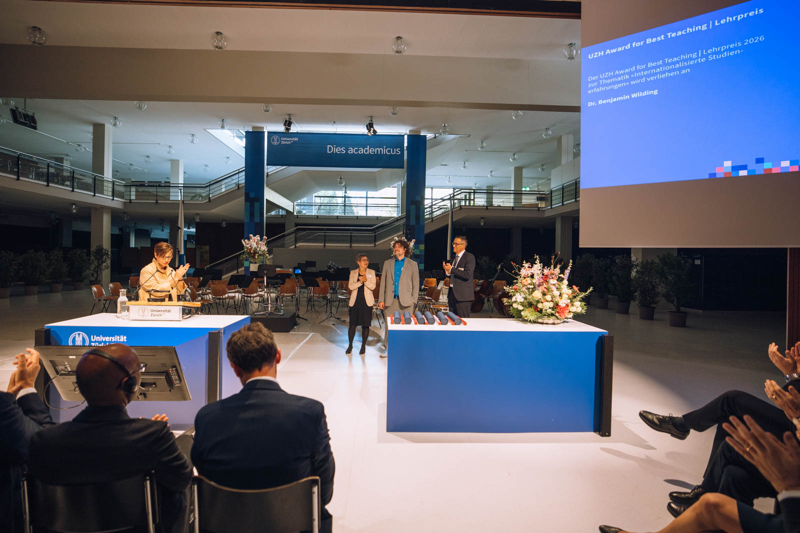 Vizerektorin Prof. Dr. Gabriele Siegert bei der Verleihung der Jahrespreise. Anlässlich des 20-jährigen Jubiläums wurden 3 Personen geehrt: Dr. Benjamin Wilding (1. Platz) sowie Prof. Dr. Stefanie Walter und Prof. Dr. Lorenz Droese (beide 2. Platz).