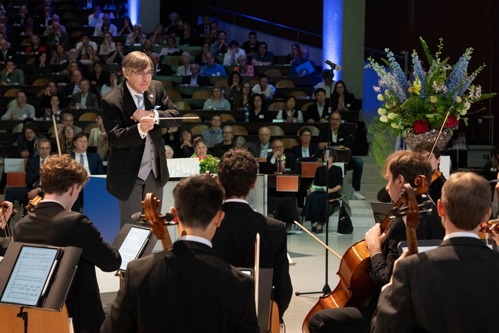 Das Akademische Orchester Zürich unter der Leitung von Lukas Martin Meister begleitet traditionell den Dies academicus der Universität Zürich.