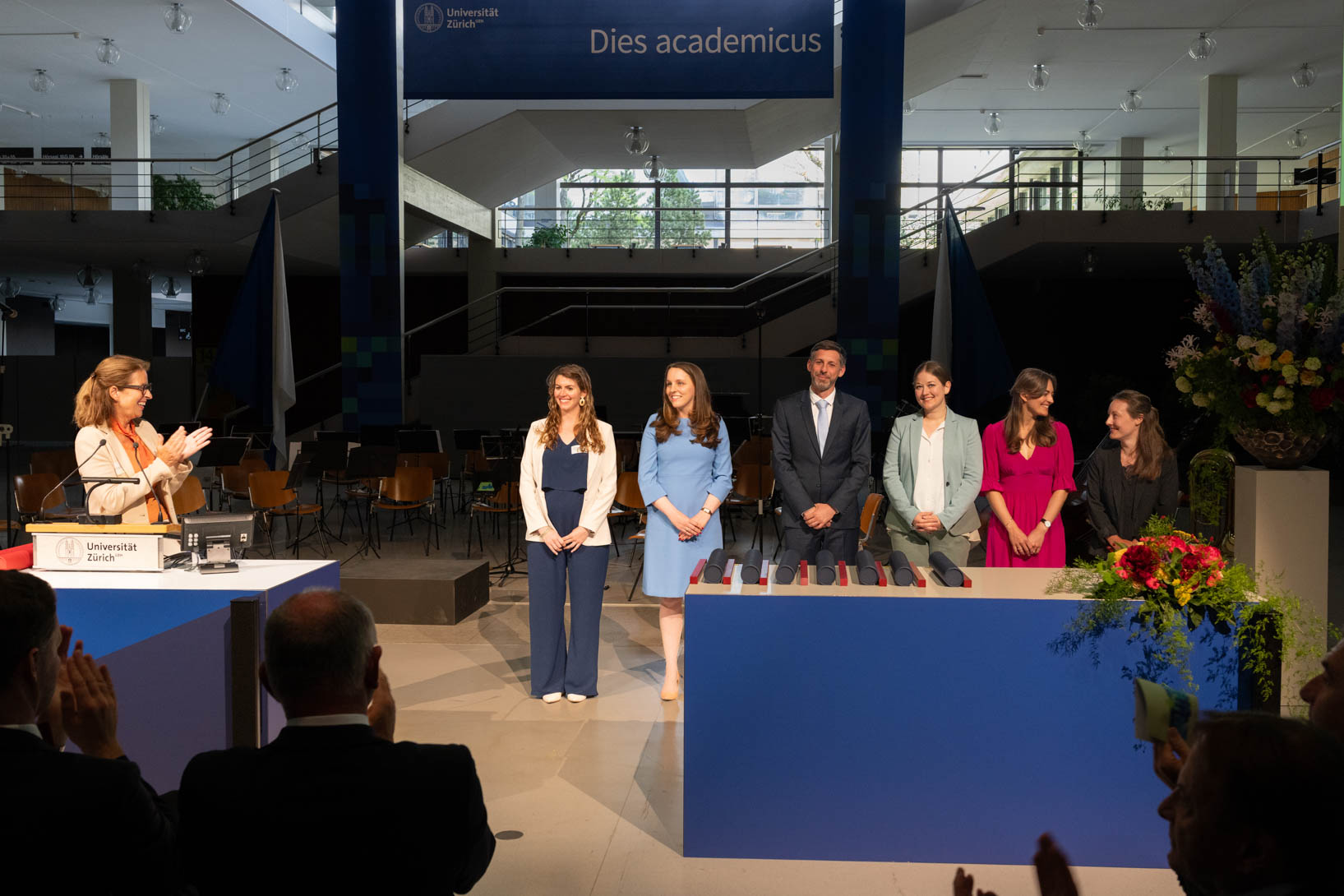 In drei verschiedenen Kategorien werden Nachwuchswissenschaftlerinnen und Nachwuchswissenschaftler der Medizinischen Fakultät von der Walter und Gertrud Siegenthaler Stiftung ausgezeichnet. Die Verleihung leitete Direktorin UMZH Beatrice Beck Schimmer.