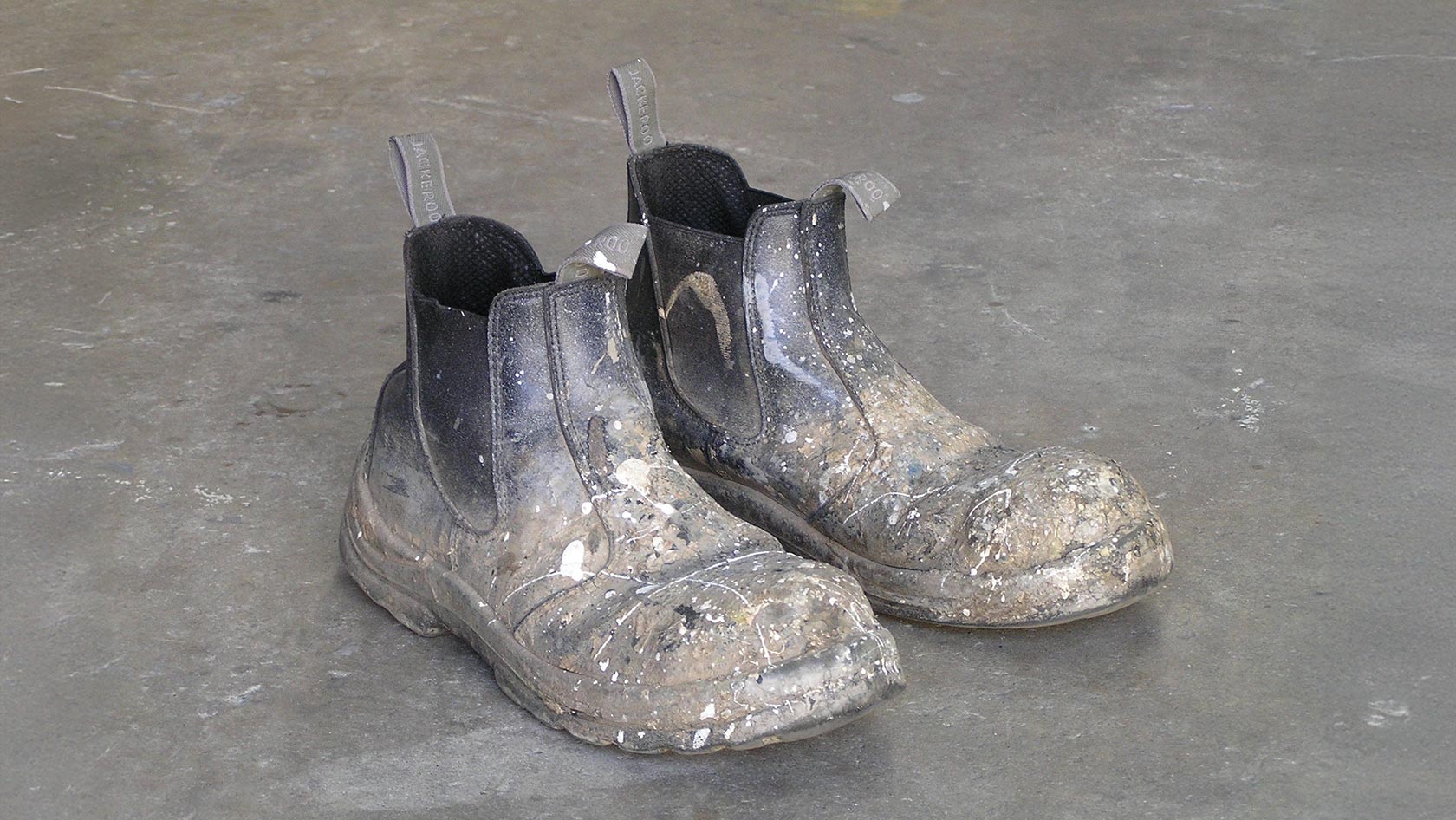 Stark beschmutzte Arbeiterstiefel