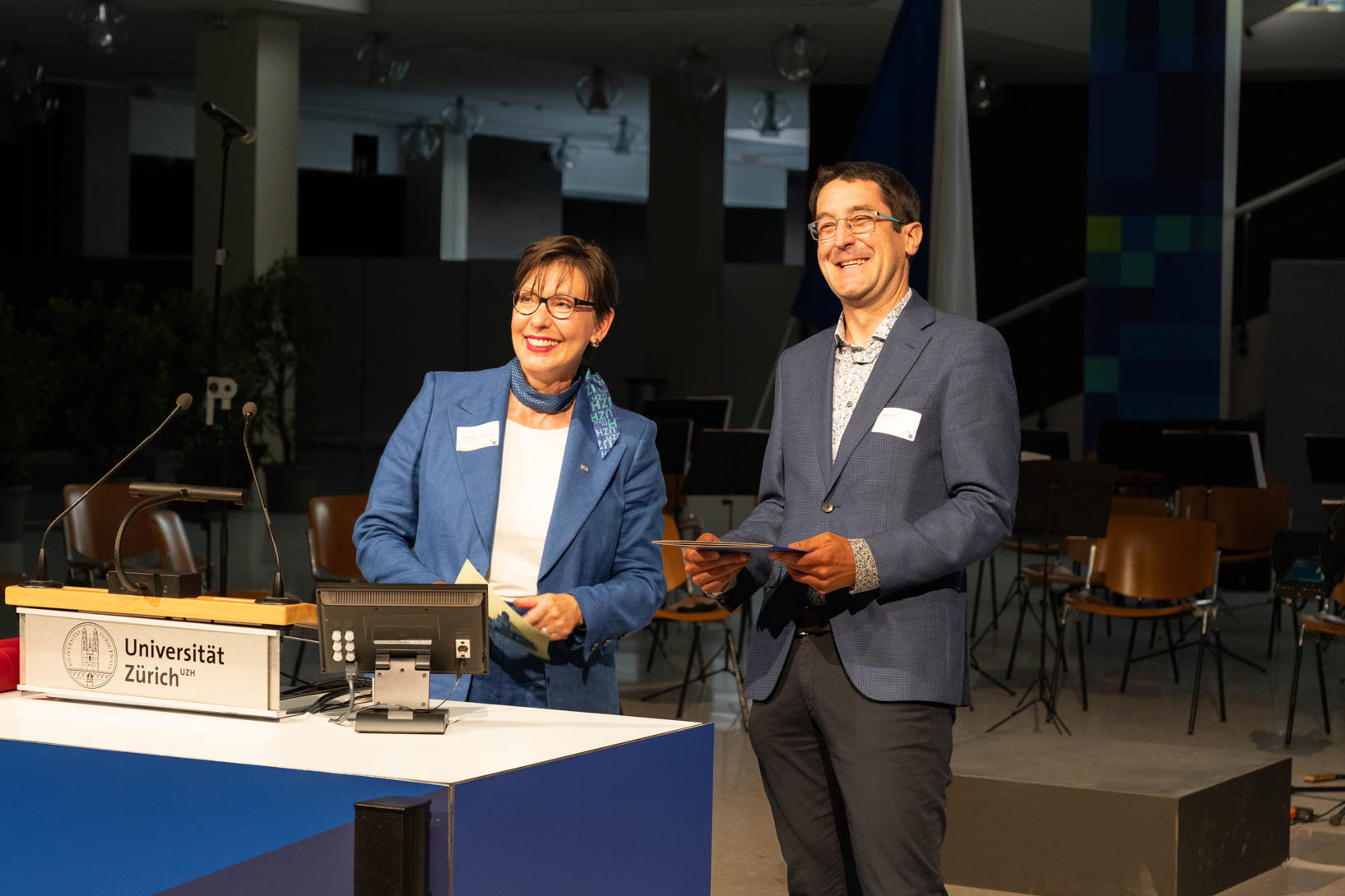 Vize-Rektorin Gabriele Siegert verleiht den UZH Award for Best Teaching an Prof. Dr. Florian Altermatt. Die Thematik für die Auswahl 2025 lautete: «Shaping Student Journeys».