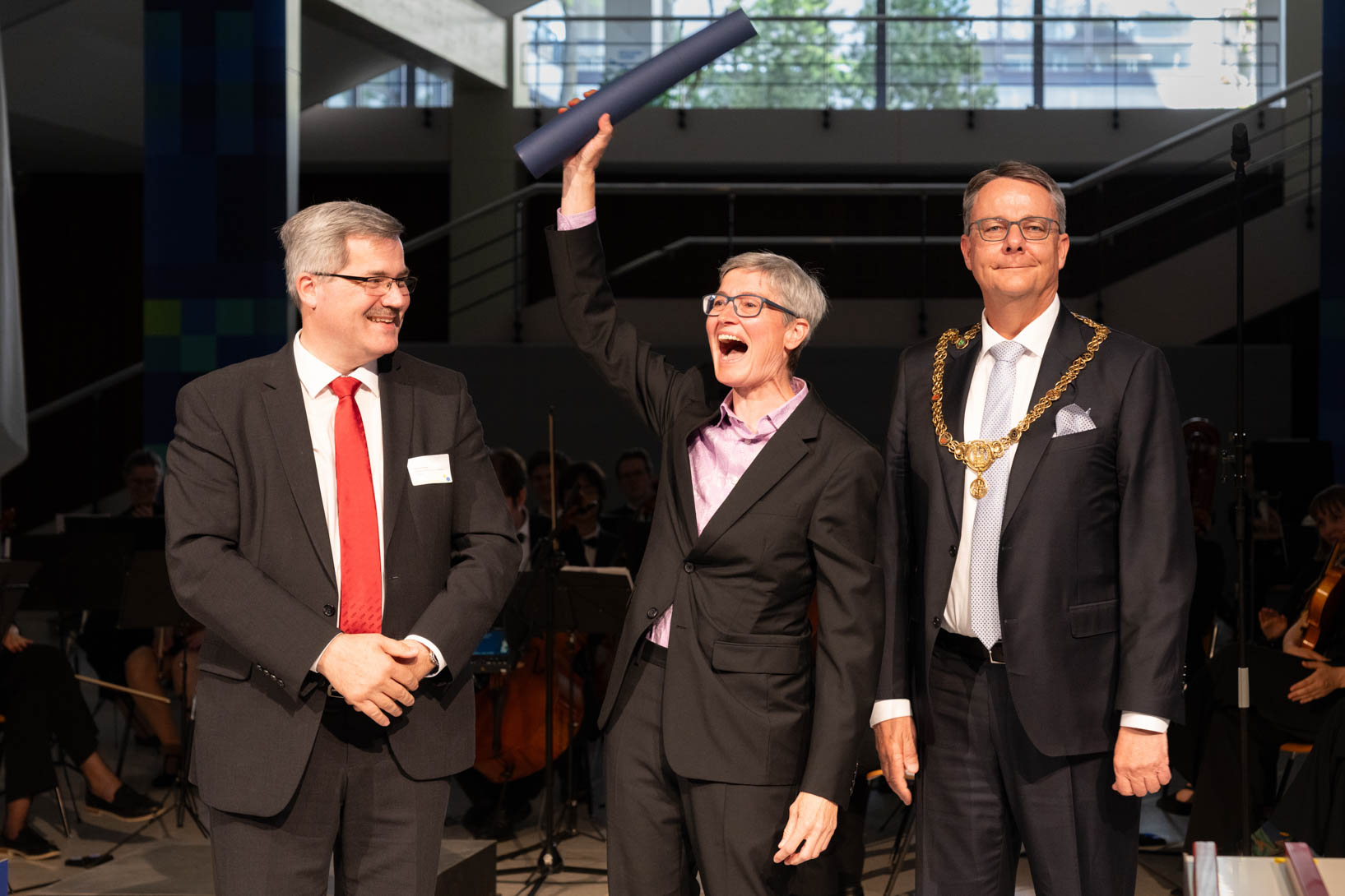 Die Rechtswissenschaftliche Fakultät zeichnet Prof. Dr. Elisabeth Holzleithner mit dem diesjährigen Ehrendoktorat aus. Auf dem Bild: Dekan Thomas Gächter, Prof. Dr. Elisabeth Holzleithner und Rektor Michael Schaepman (v. li. n. re.).