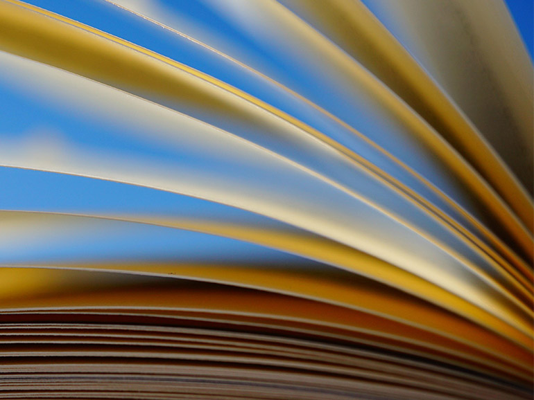 Aufgeklapptes Buch im Profil